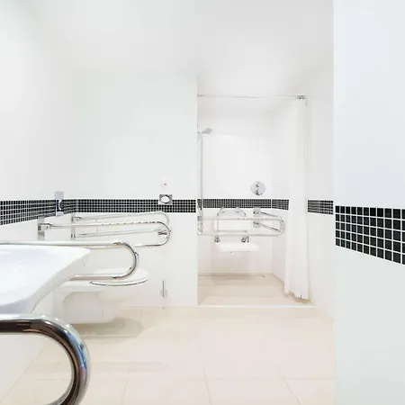 Отель Hampton By Hilton 3*